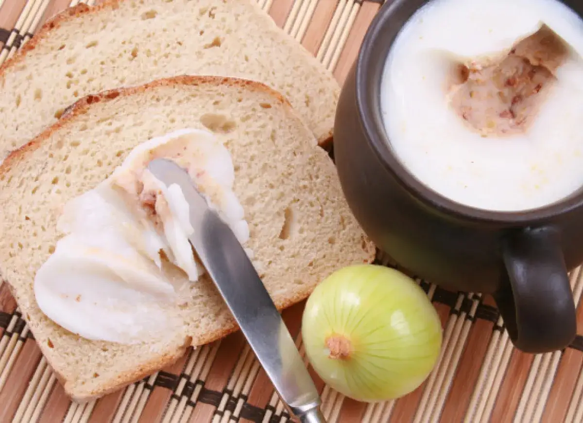 Kiedy dodać cebulę do smalcu, aby uzyskać idealny smak?