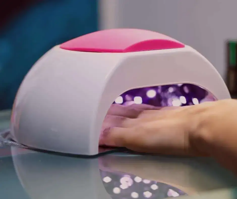 Jaką lampę do paznokci wybrać, aby uniknąć błędów w stylizacji?