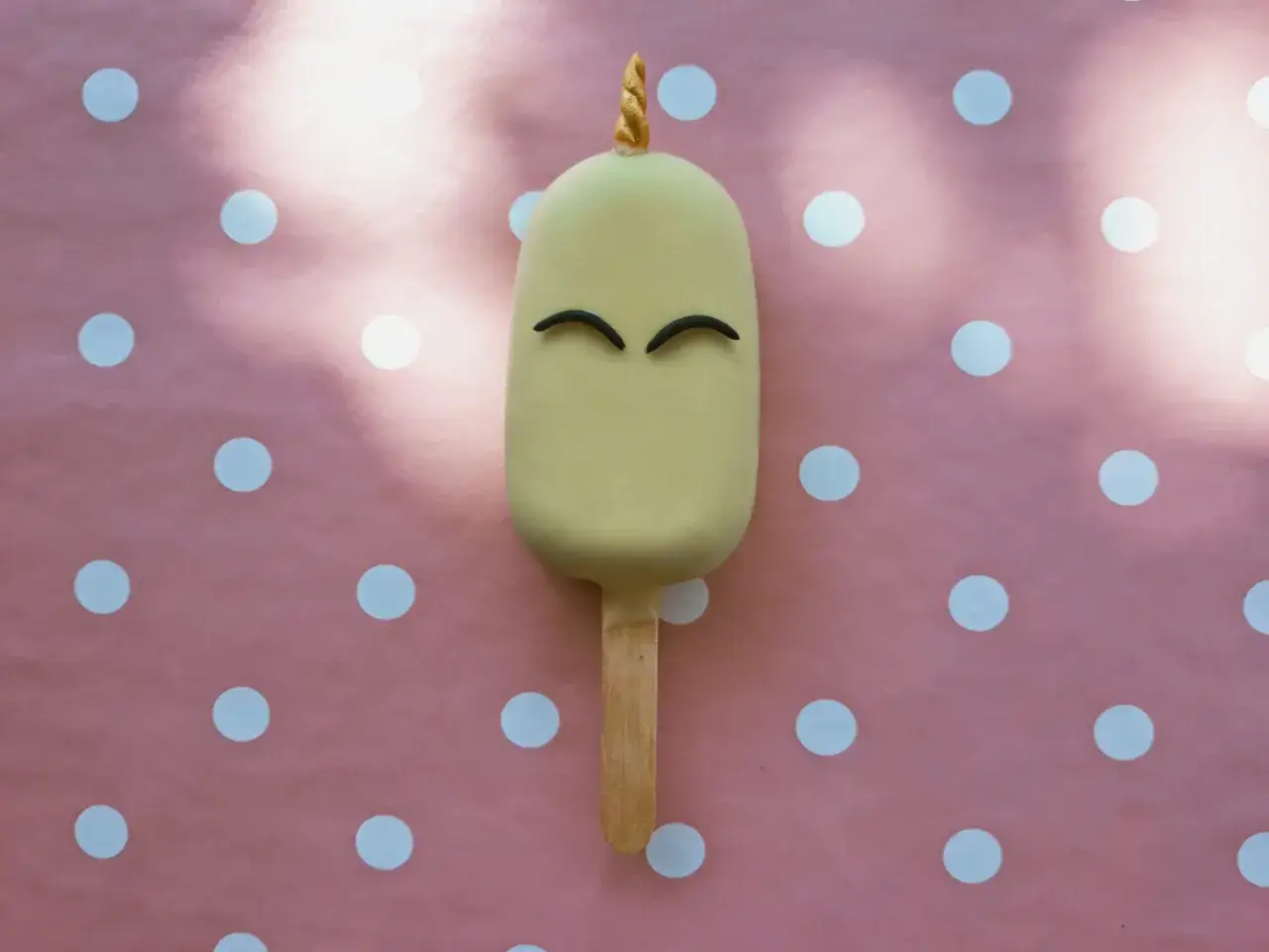 Ciasteczka na patyku jak lody – proste przepisy i dekoracje, które zachwycą