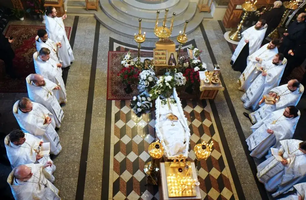 Ile trwa msza pogrzebowa w cerkwi? Poznaj ważne szczegóły
