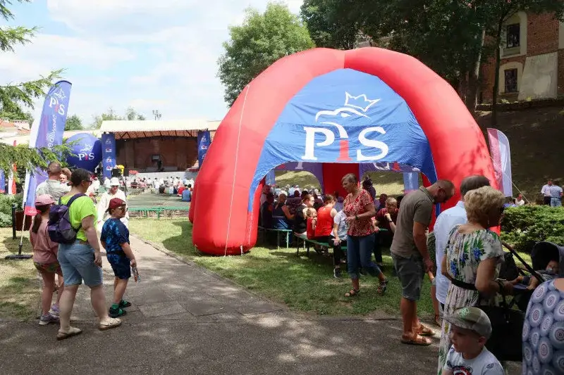 Jak Polsat pokochał PiS – kontrowersje i układy w mediach polskich