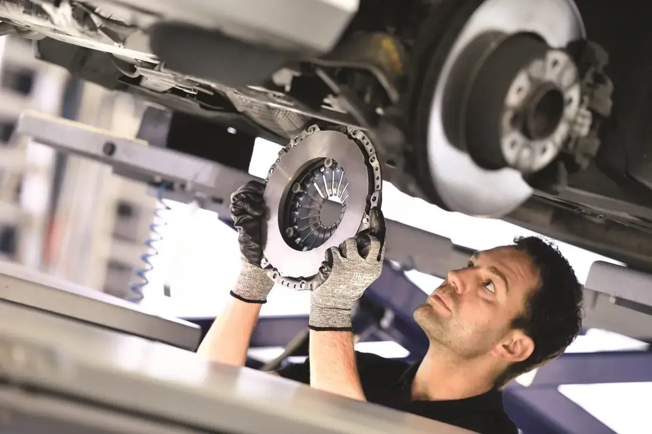 Montaż tarczy sprzęgła którą stroną: uniknij kosztownych błędów