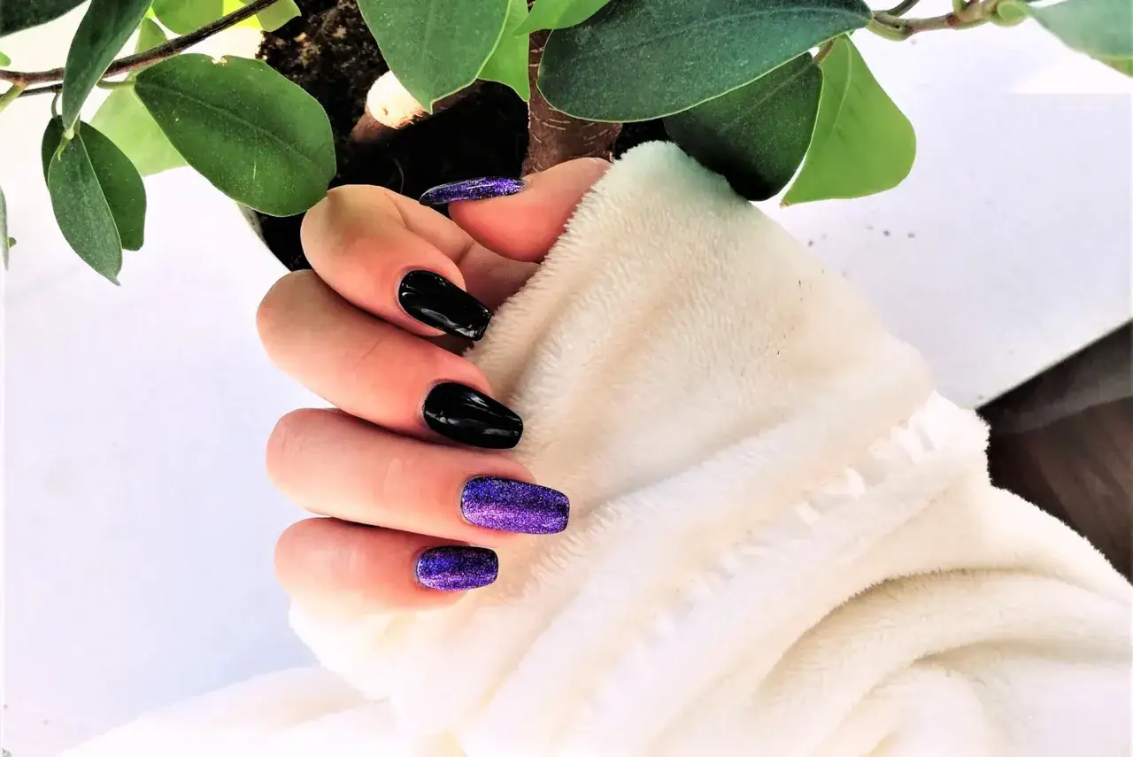 Manicure winylowy czy hybrydowy – który wybór nie zrujnuje twoich paznokci?