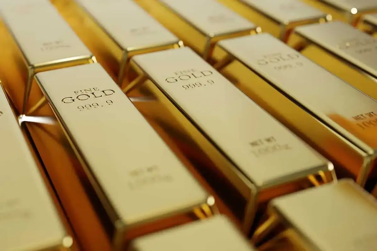 Sztabki czystego złota z wybitym napisem "FINE GOLD 999.9".