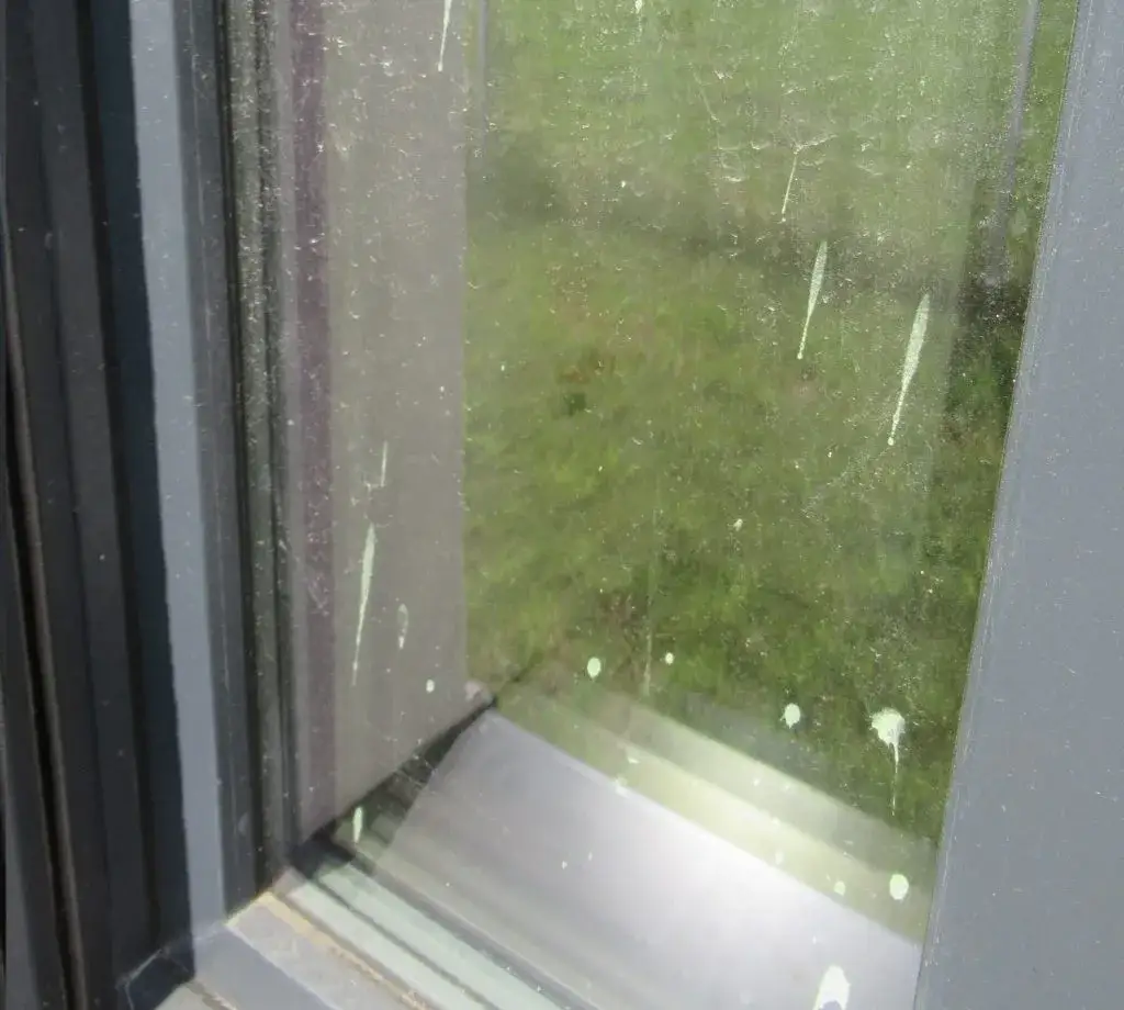 Jak usunąć zabrudzenia budowlane z okien? Praktyczny przewodnik