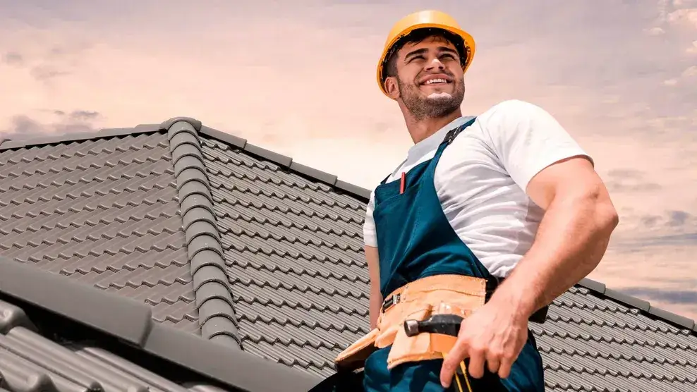 Ile kosztuje dekarz? Stawki godzinowe i za m² 2024