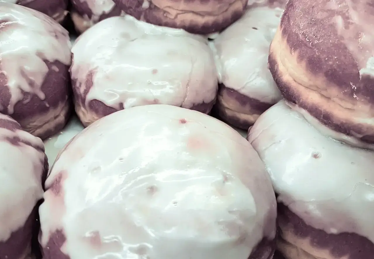Pączki z lukrem ze zwykłego cukru, gotowe do jedzenia.