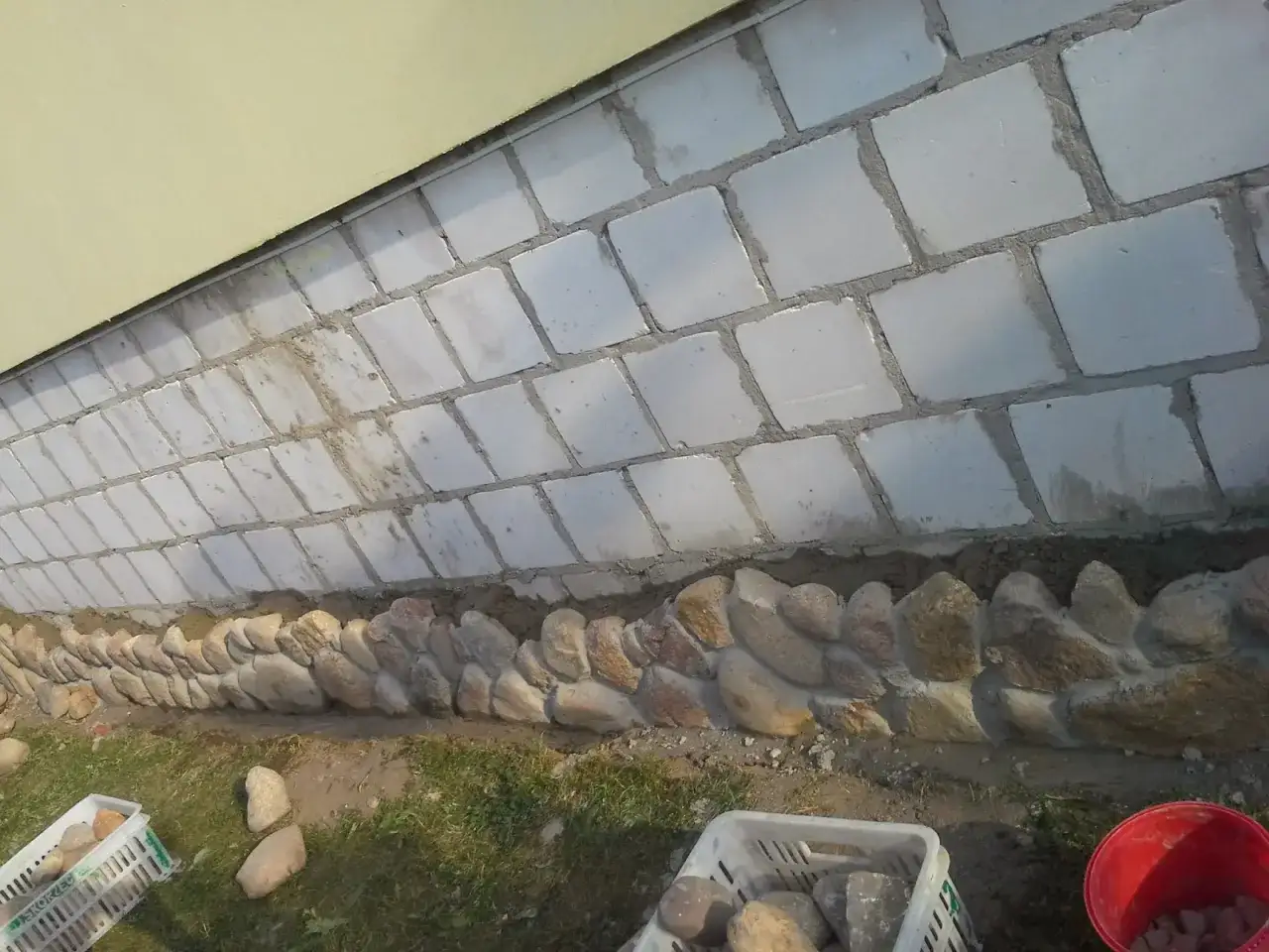 Klejenie kamienia betonowego: Uniknij błędów, zrób to raz a dobrze!