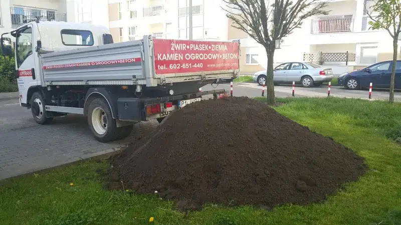 Ile kosztuje wywrotka ziemi pod trawnik? Sprawdź ceny i porady