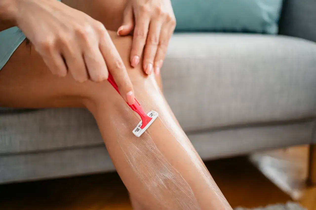 Skuteczne sposoby na truskawkowe nogi: poznaj przyczyny i leczenie