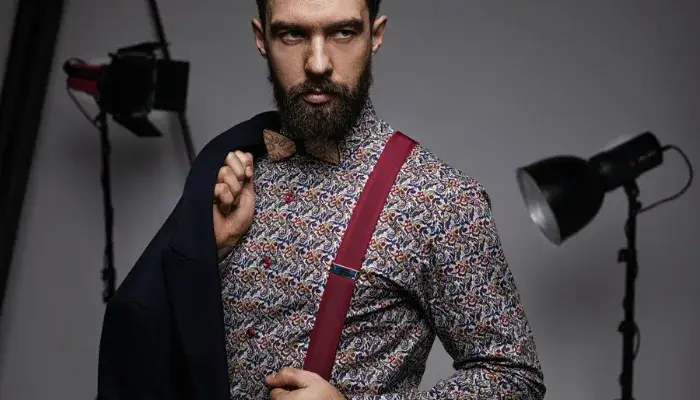 Czy szelki są modne? Odkryj, jak stylowo je nosić w 2023 roku