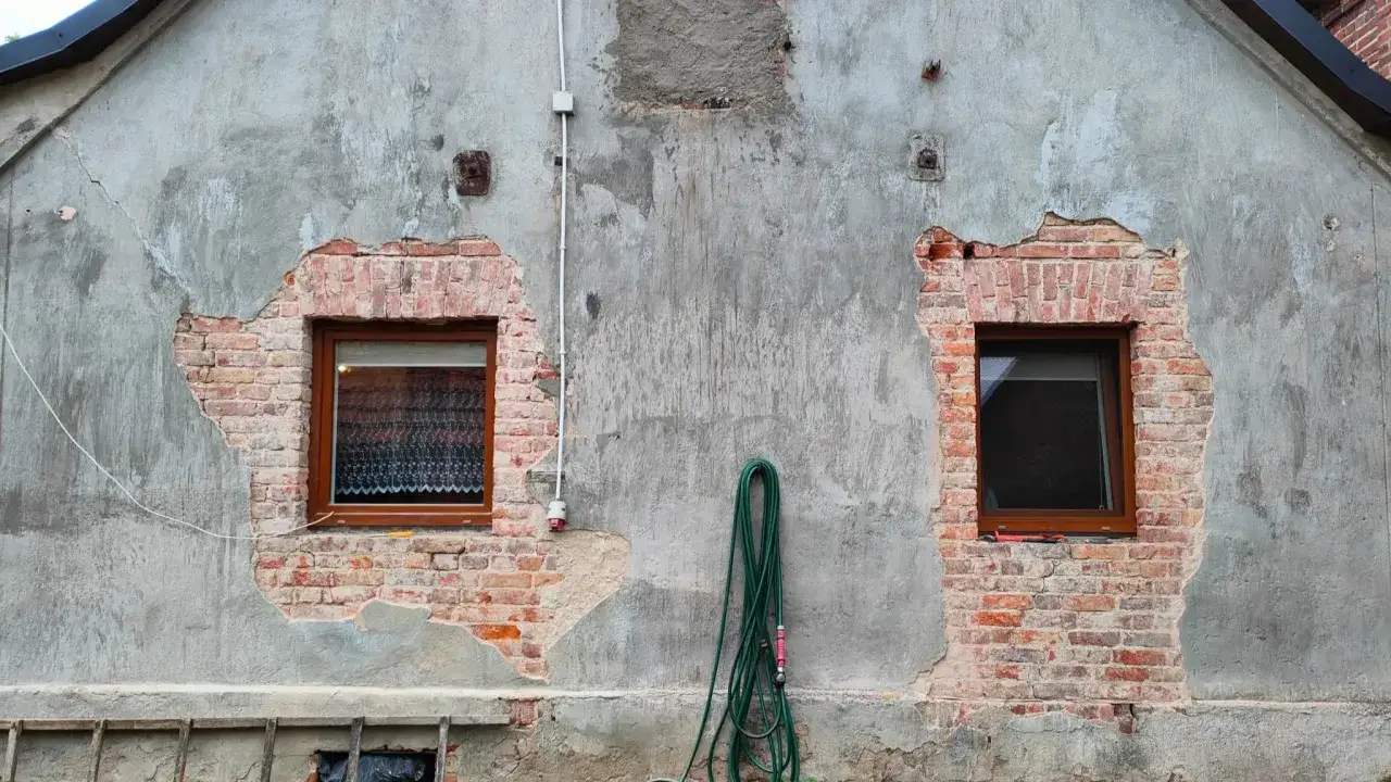 Jaki tynk na starą cegłę? Odkryj najlepsze rozwiązania dla renowacji