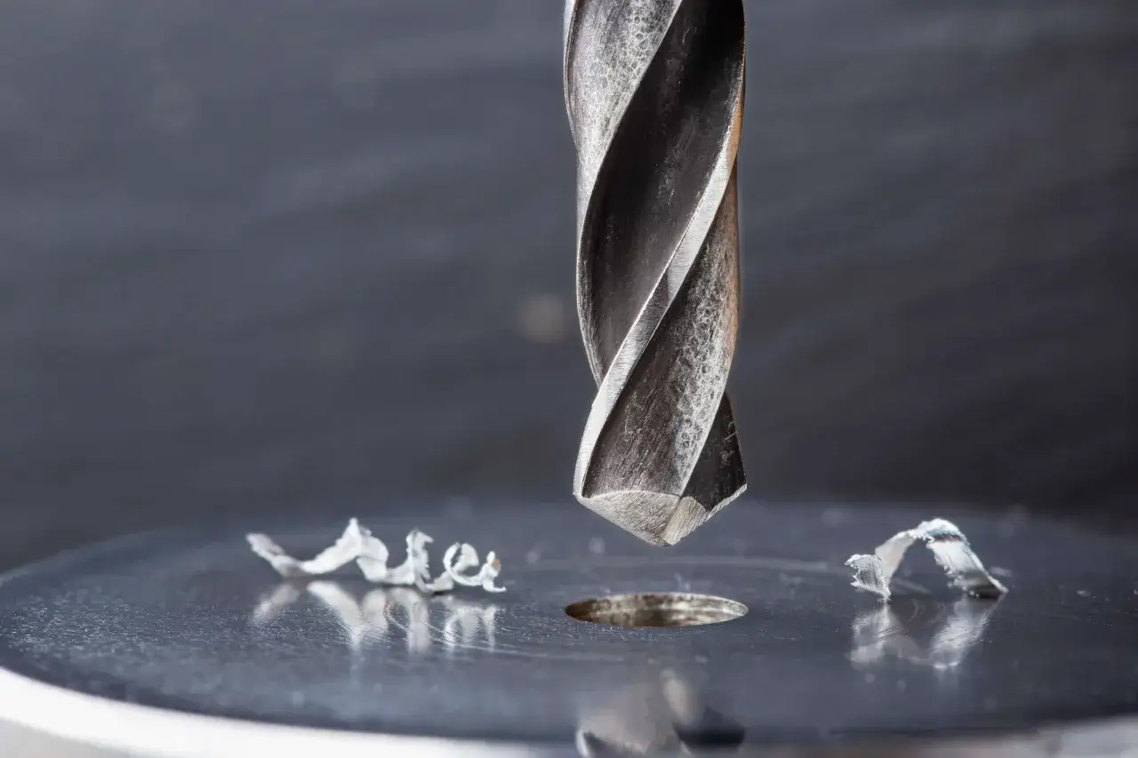 Jakie wiertło do plastiku wybrać, aby uniknąć uszkodzeń materiału?