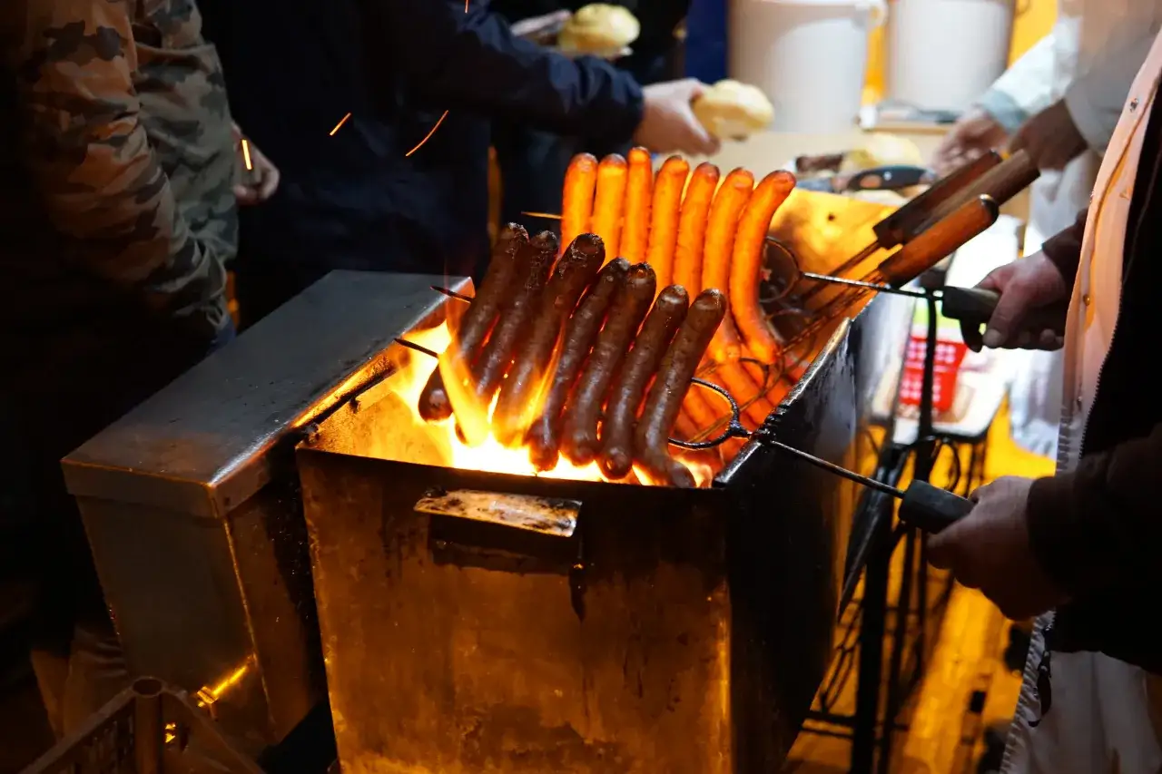 Sekret Niebieskiej Nyski: Dlaczego ta kiełbasa to legenda Krakowa?