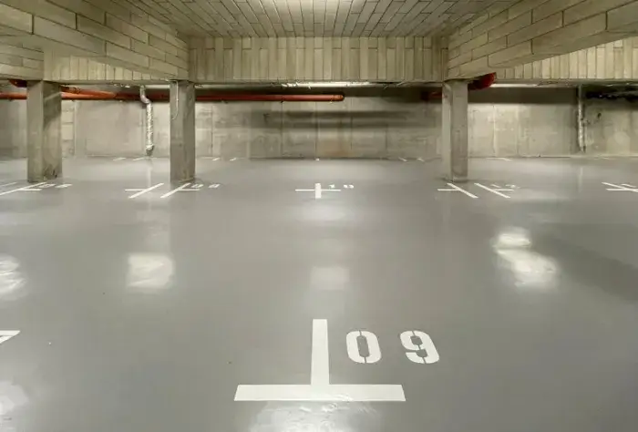 Jaki cement na posadkę w garażu? klucz do trwałej i funkcjonalnej podłogi