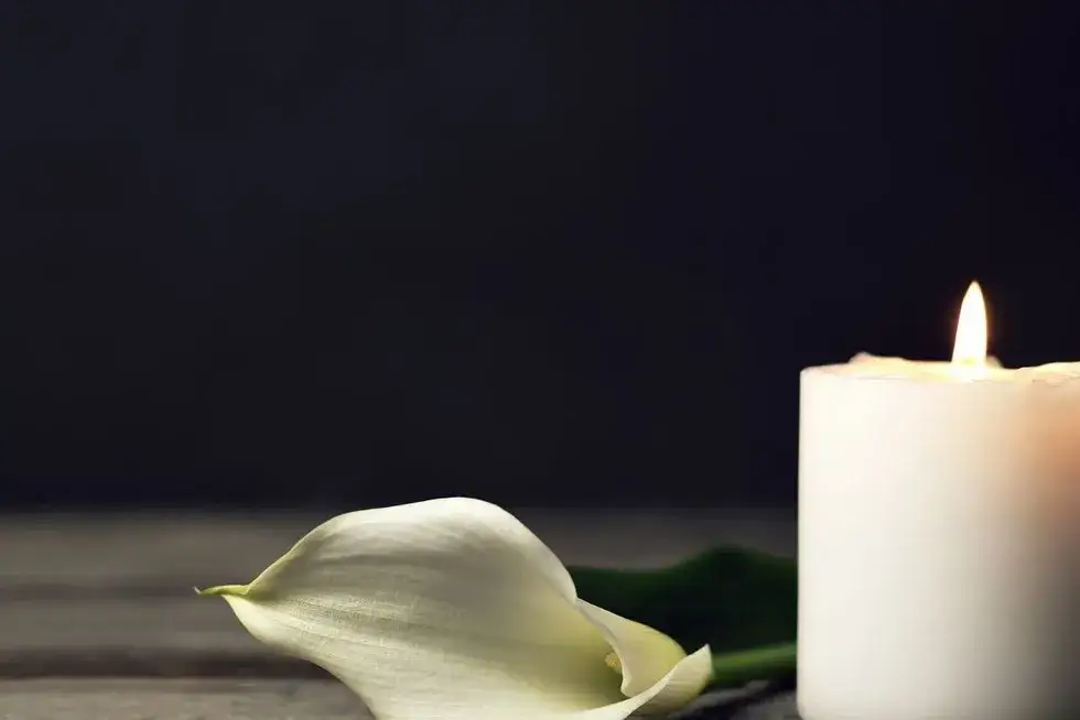 Sennik: Co oznacza sen o śmierci żyjącej osoby i jego skutki emocjonalne