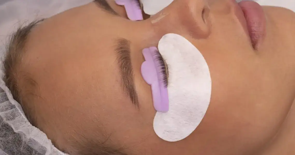 Laminacja rzęs na czym polega – poznaj korzyści i proces zabiegu