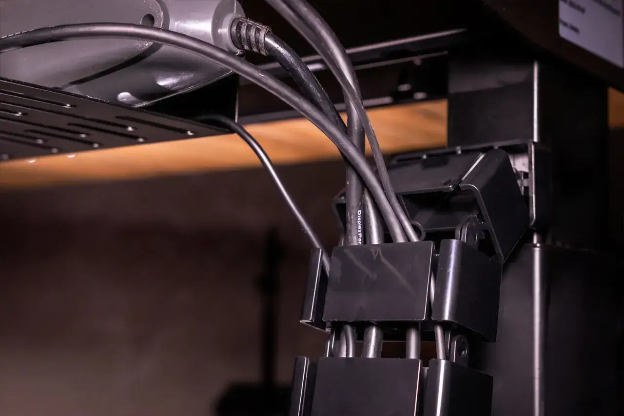 Jak uporządkować kable i zyskać więcej miejsca w swoim biurze