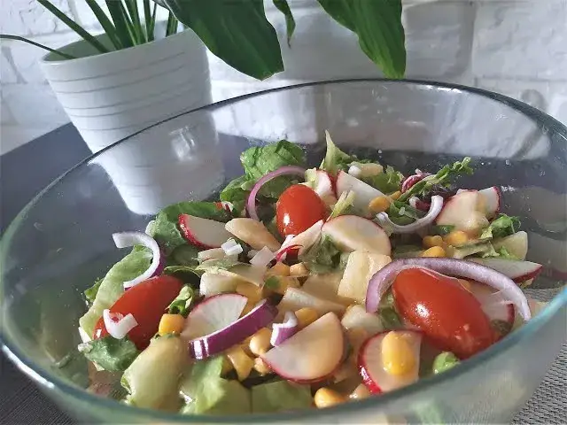 Jak zrobić sałatkę z ananasem - proste przepisy, które zaskoczą smakiem