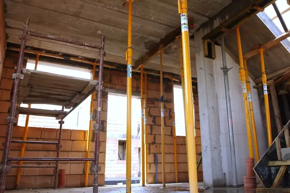 Jakie są zalecane grubości stropu lanego przy różnych rozpiętościach?