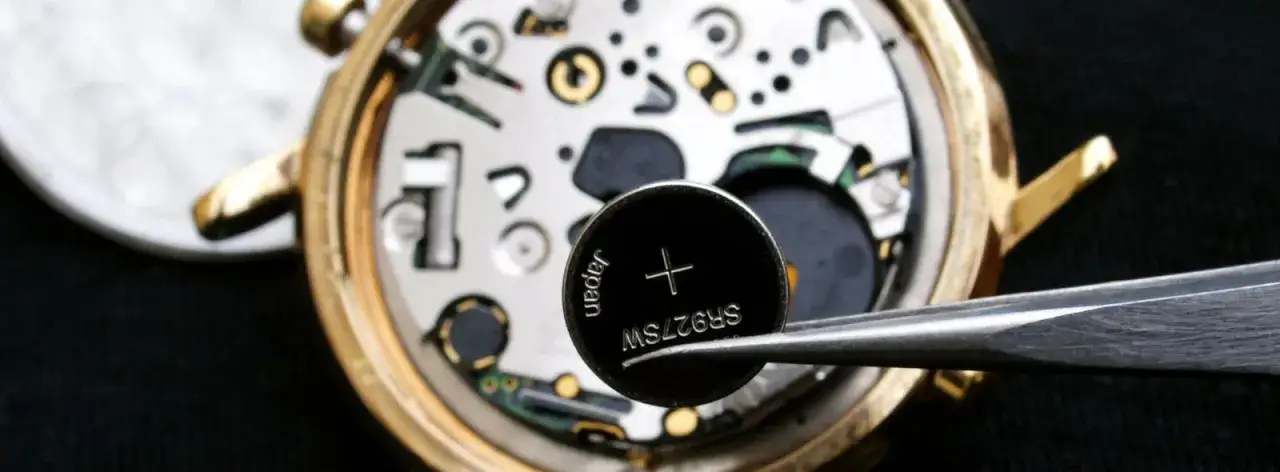 Jak wymienić baterię w zegarku? DIY vs Zegarmistrz: Koszty i ryzyka