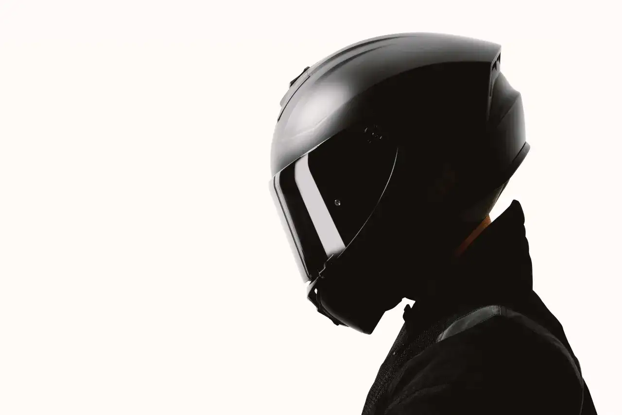 Czarny kask motocyklowy z przyciemnianą szybką. Zastanawiasz się, jaki kask motocyklowy wybrać? Ten model to stylowa i bezpieczna opcja.