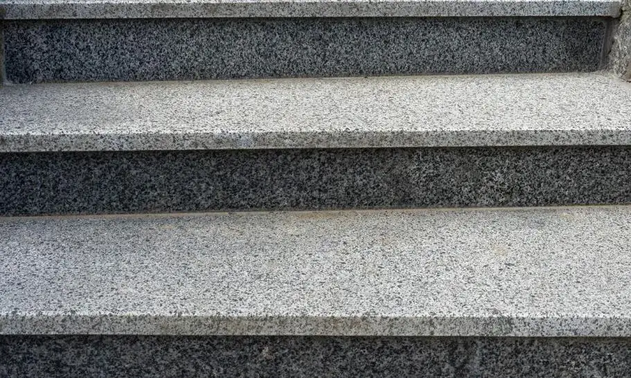Jaki kamień na schody zewnętrzne? Sprawdź najlepsze opcje i porady