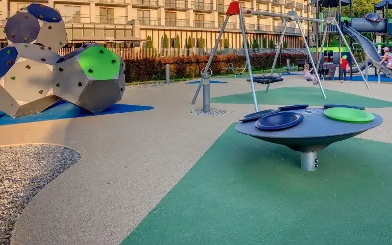 Jaka nawierzchnia na plac zabaw zapewni bezpieczeństwo i trwałość?