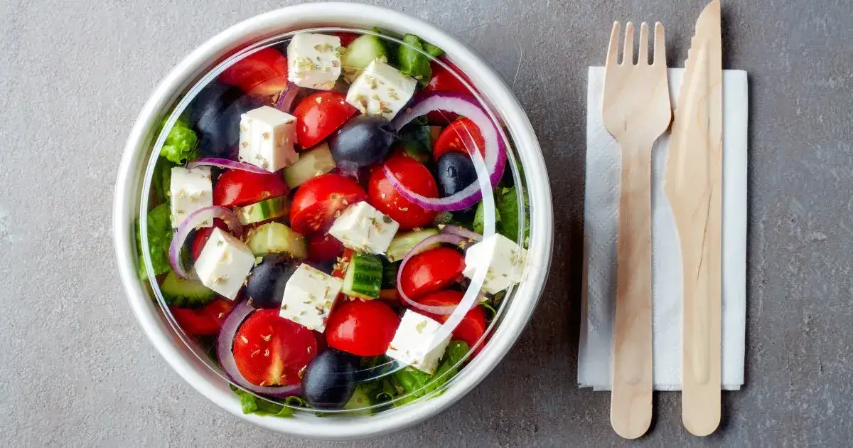 Czy sałatki są zdrowe? Odkryj ich właściwości i pułapki dietetyczne