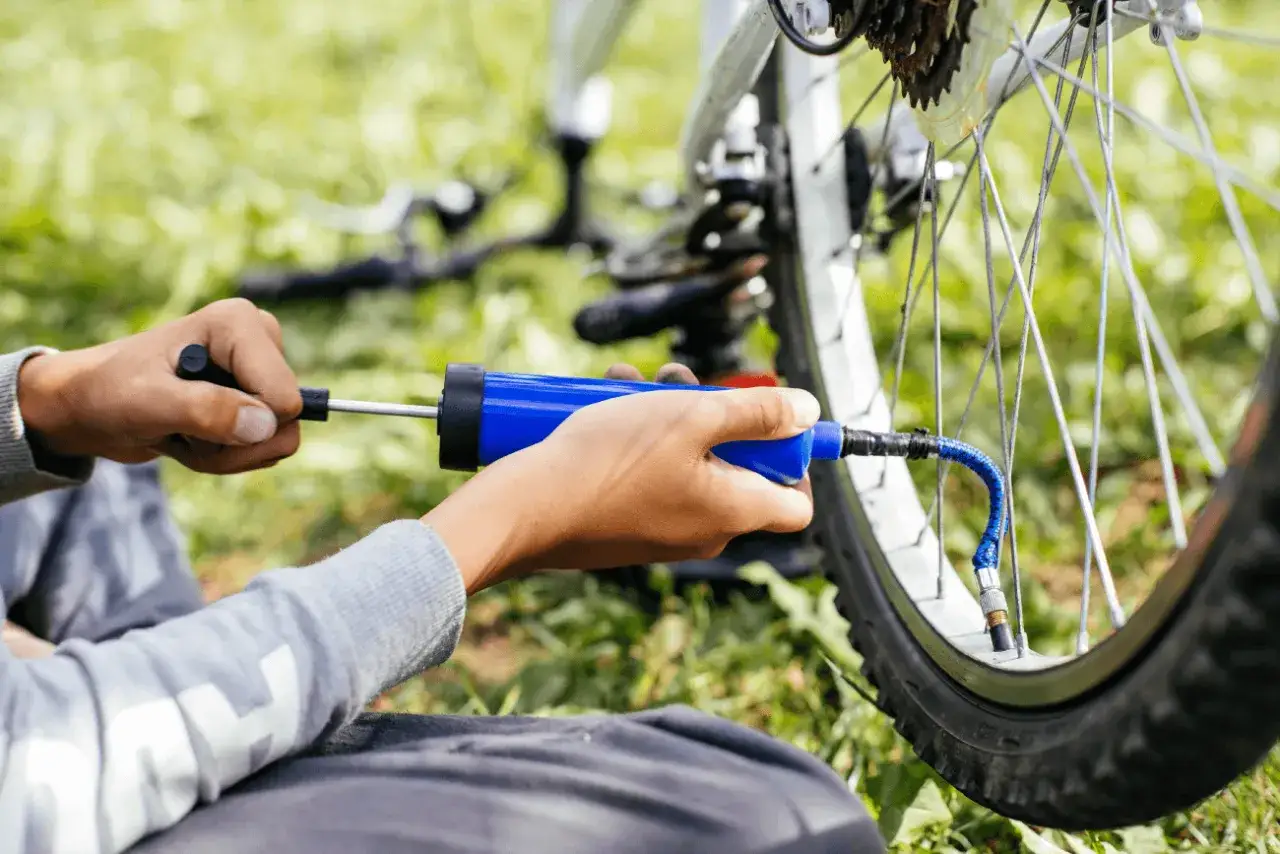 Jak napompować oponę bezdętkową w rowerze bez problemów i błędów
