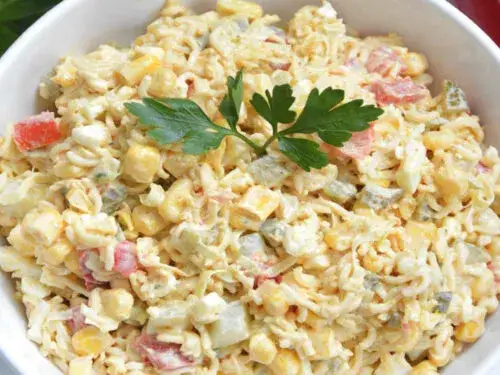 Jak się robi sałatkę z zupek chińskich – szybki przepis na pyszne danie