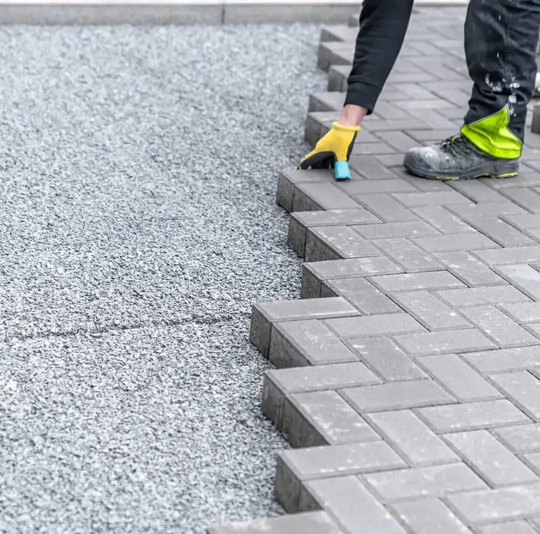 Ile łopat piasku na worek cementu pod kostkę? Oto sprawdzone proporcje