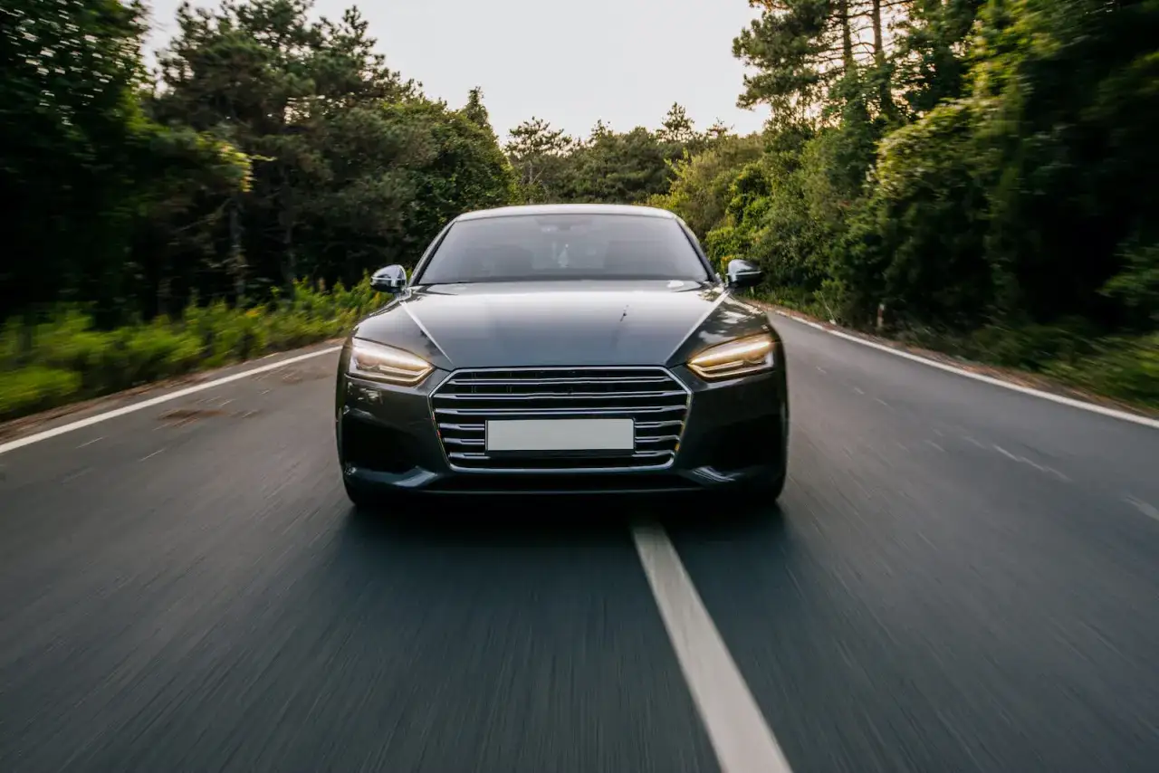 Kto może jeździć samochodem sprowadzonym na mienie? Sprawdź zasady.