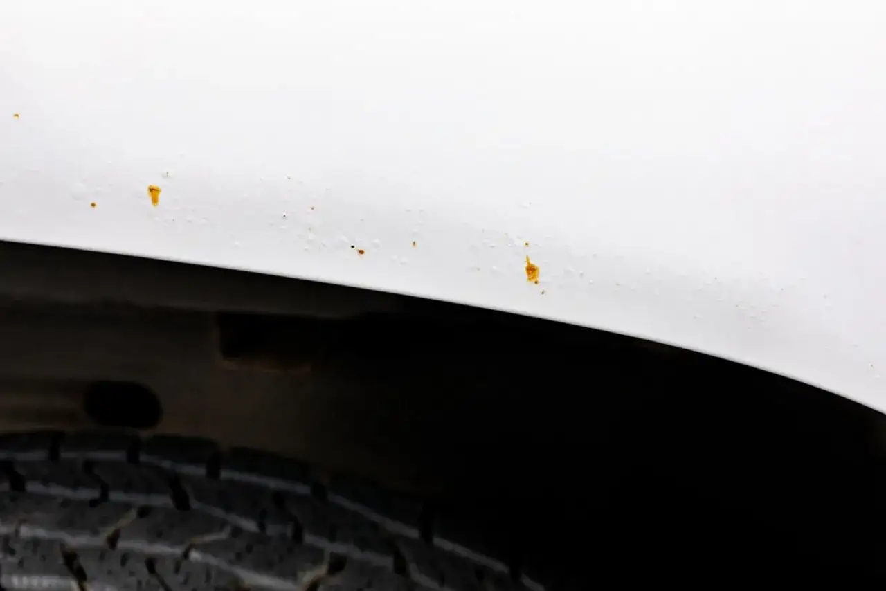 Jaką farbę na rdze w samochodzie wybrać, aby uniknąć kosztownych napraw?