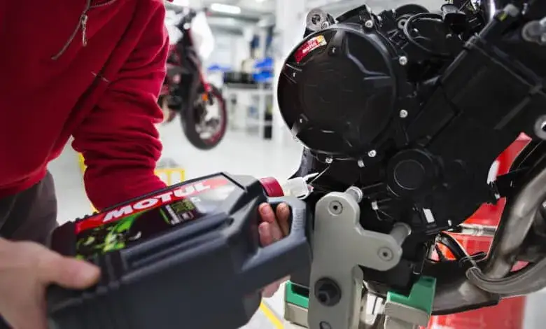 Jakie oleju użyć w Honda Shadow 125 i ile go wlać?