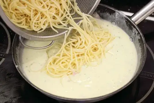 Jak przygotować idealne spaghetti cztery sery – prosty przepis na smakowite danie