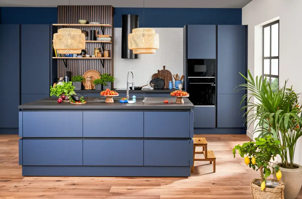 Wyspa kuchenna: otwarte półki czy szafki? Wybierz idealną!