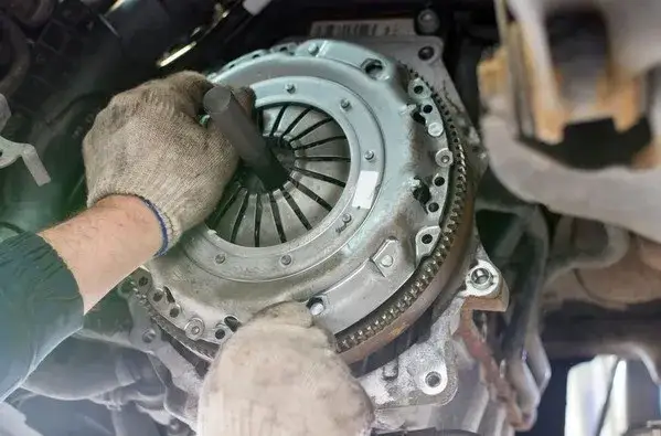 Sprzęgło wiskotyczne objawy uszkodzenia 4x4 – uniknij poważnych problemów