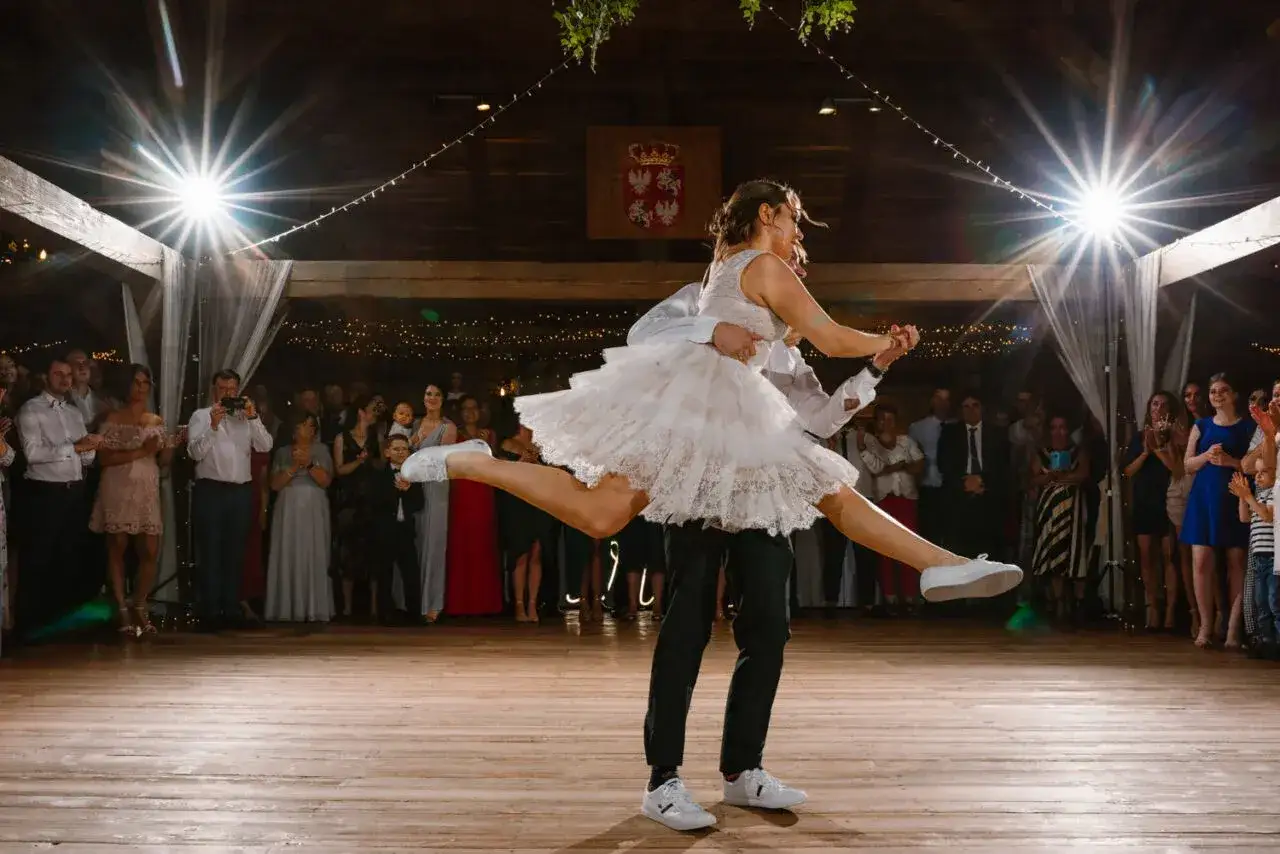 100 piosenek na dyskotekę i imprezę: pełna lista hitów tanecznych