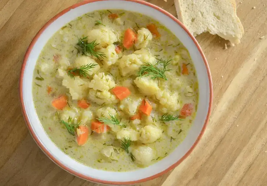 Zupa kalafiorowa jak u babci: Sekretny przepis na smak dzieciństwa