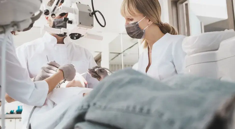 Leczenie zębów na NFZ co obejmuje: co możesz zyskać bezpłatnie?