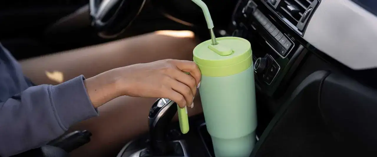 Jak działa termos? Poznaj sekret izolacji termicznej.