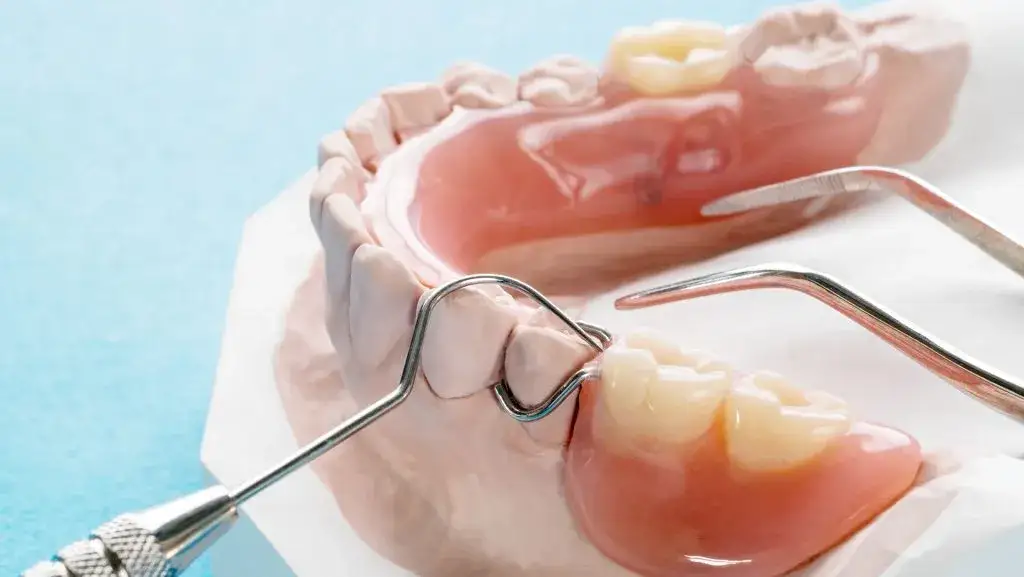 Czym czyścić protezy elastyczne, aby uniknąć ich uszkodzenia?