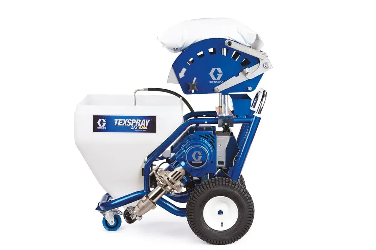 Agregat szpachlarski Graco Texspray APX 6200, gotowy do pracy z materiałem w zasobniku i workiem na górze.