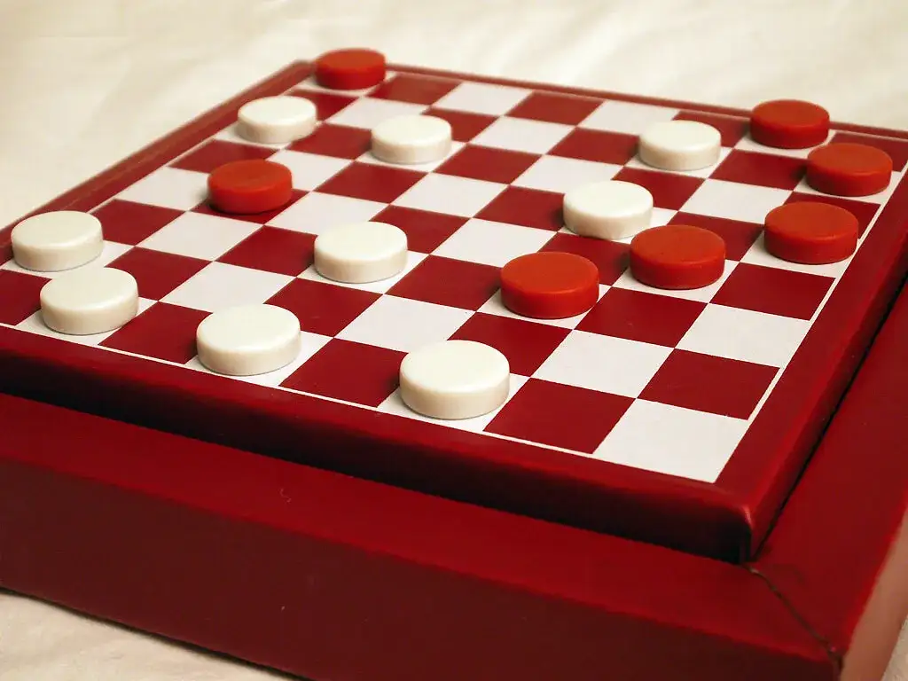 Warcaby ile pionków? Poznaj różnice w liczbie pionków w grach