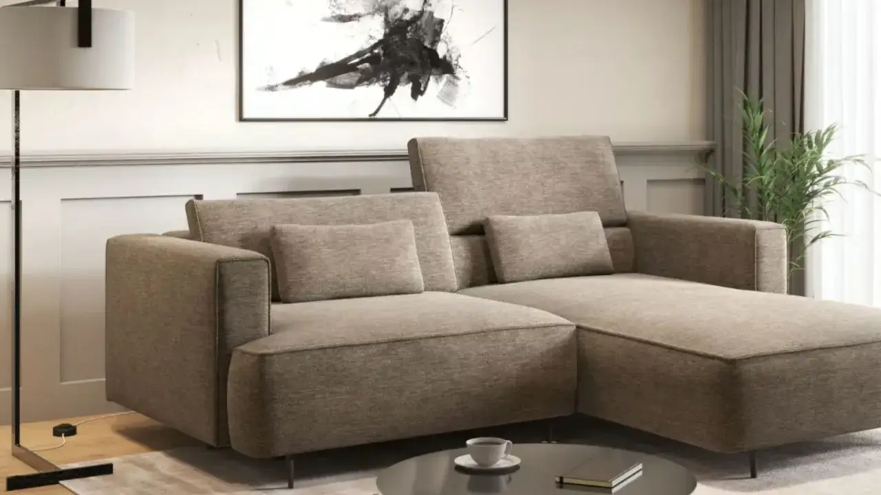 Nowoczesna kanapa w odcieniach beżu i szarości, idealnie komponująca się z modnymi kolorami farb do pokoju.