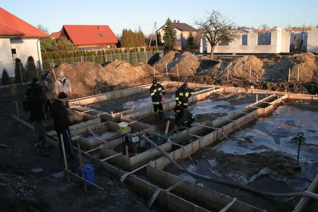 Zagrożenia związane z odkrytymi fundamentami na zimę - co musisz wiedzieć