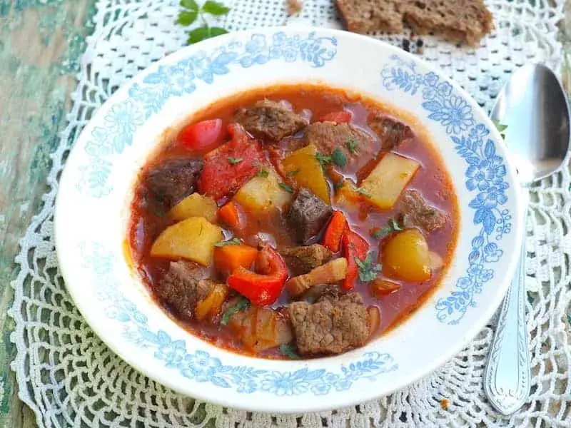 Zupa gulaszowa jak zrobić - prosty przepis na pyszny obiad
