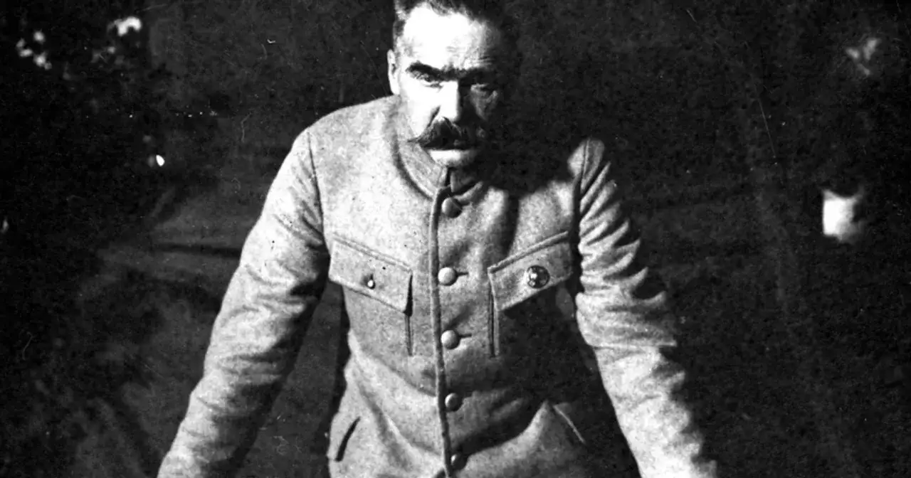 Józef Piłsudski w mundurze, z charakterystycznym wąsem. Jego spojrzenie zdaje się pytać, co powiedział Piłsudski o narodzie.