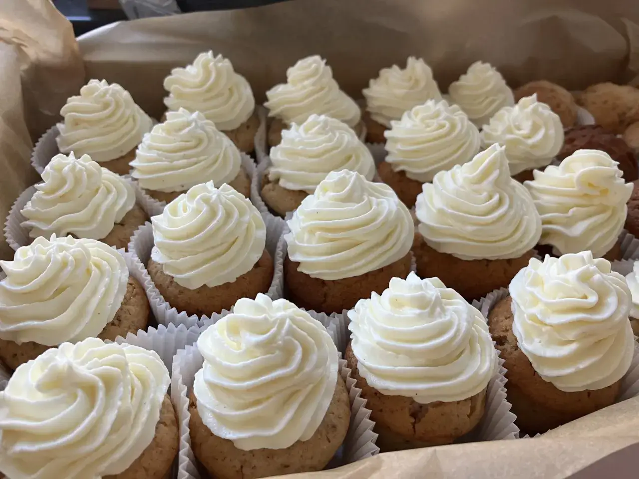 Jak wybrać krem do babeczek na wesele, by przetrwał upał?